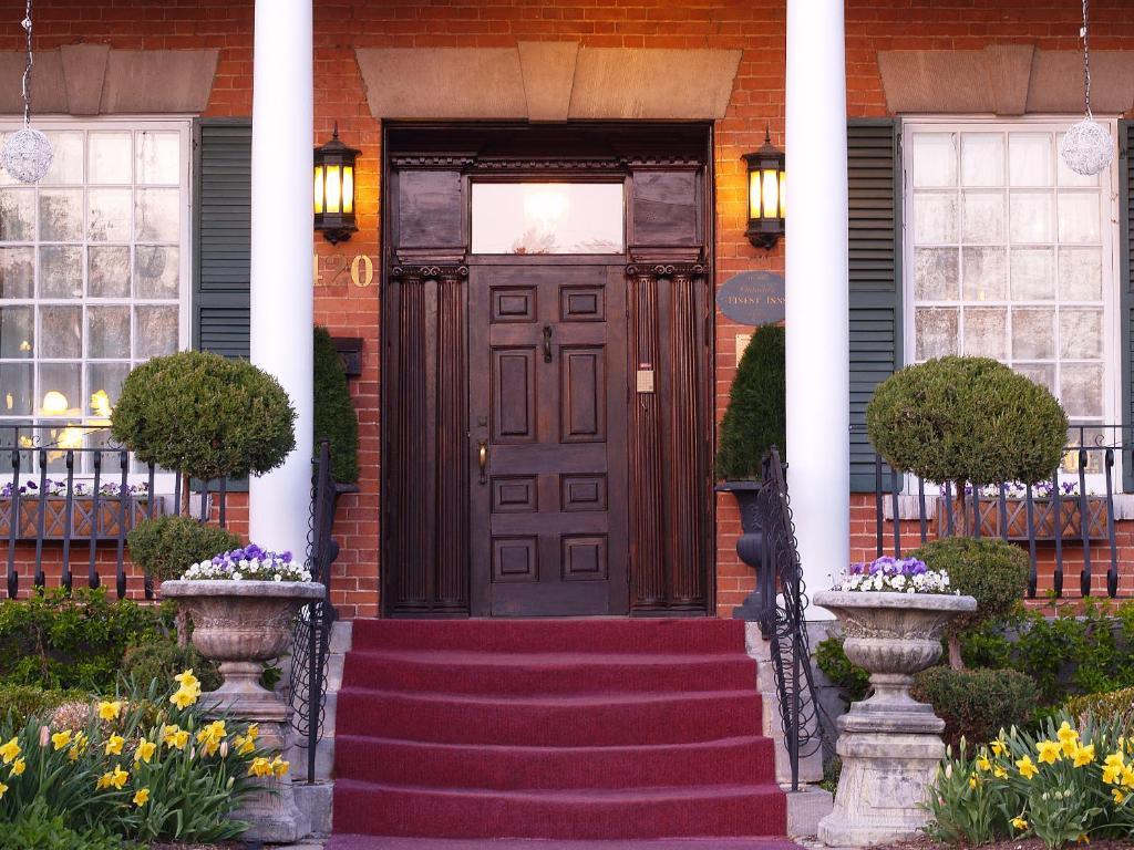 The Woodlawn Inn Cobourg Exterior photo