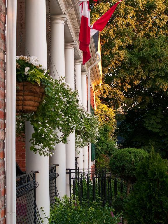 The Woodlawn Inn Cobourg Exterior photo